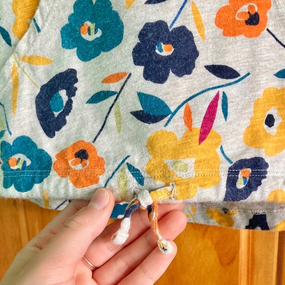 Girl’s size 8 Lands’ End short sleeved floral top with front pocket and tie - Picture 3 of 7